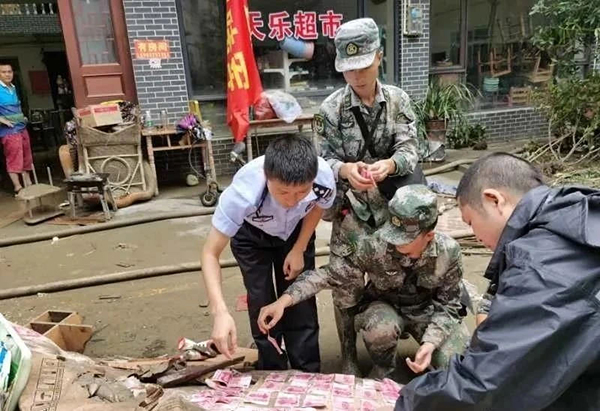 战士|洪水肆虐，向险逆行，人民子弟兵倾力守护