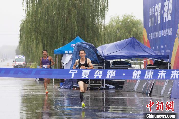 中国新闻网|宁夏中卫：选手冒雨马拉松