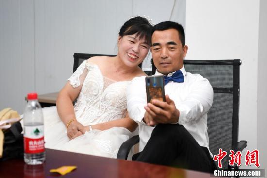 乞丐和拍婚纱照的妻子_拍婚纱照乞丐假戏真做