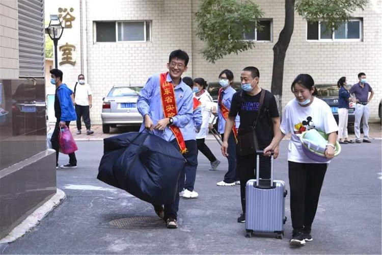 大众报业·海报新闻|测温、报到、抽签分班……山东多地高一新生陆续入学报到