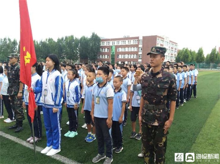 9月1日上午,东营区第一中学初一新生在学校操