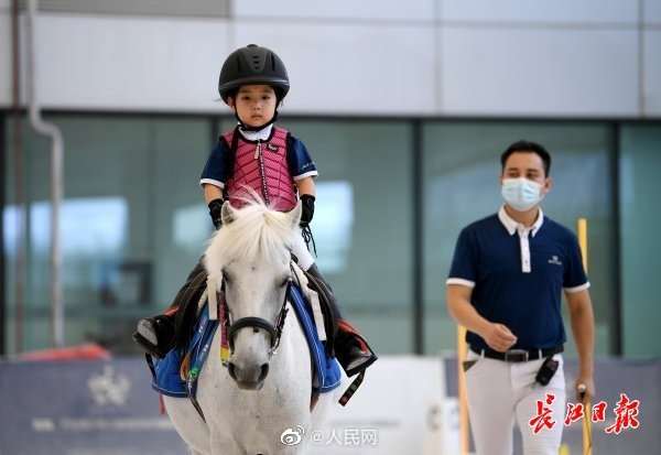 【】武汉22所小学试点马术课：全部免费 3年内覆盖全市