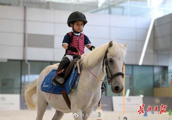 【】武汉22所小学试点马术课：全部免费 3年内覆盖全市