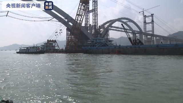 广西梧州西江沉船事故：失事货船已被打捞拖离