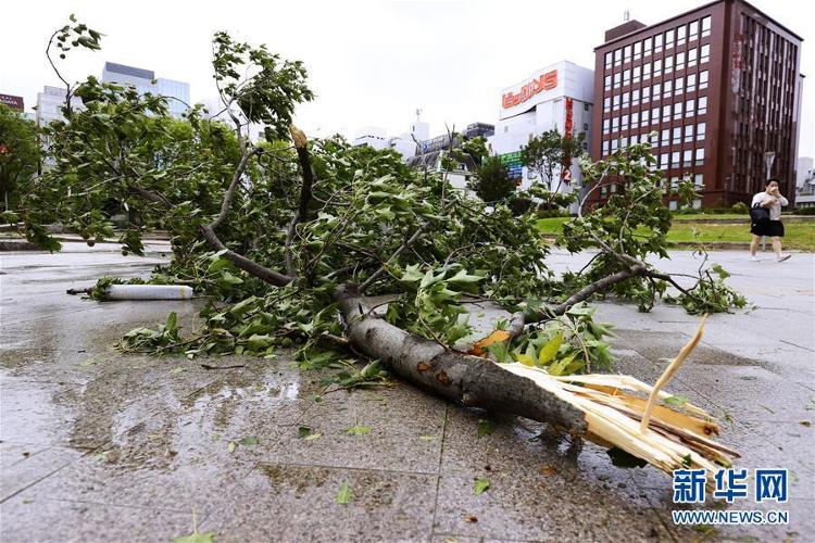 强台风 海神 逼近日本九州地区致13人受伤 海报新闻