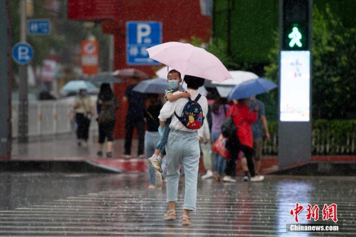 中东部地区有大范围降水过程 华北北部等地有强对流天气