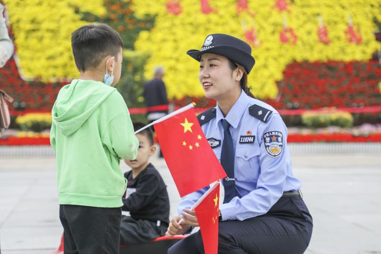 大众报业·海报新闻|向每一位坚守在岗位上的人，致敬！