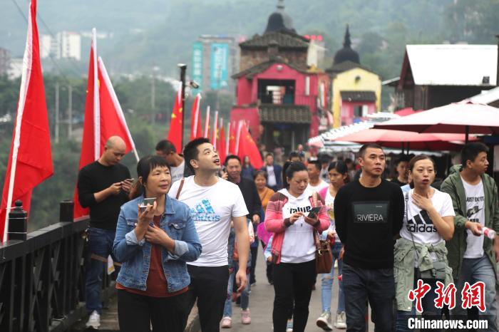 【中国新闻网】国庆假期重庆旅游业加速复苏