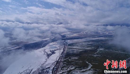 【光明日报微博】甘肃张掖山丹马场迎降雪 草原雪景美如画