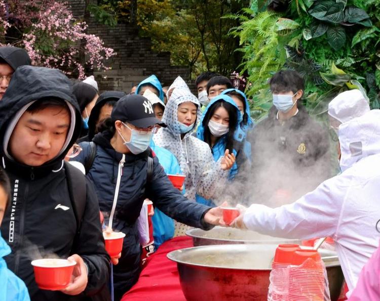 澎湃新闻|景区连续四年推出无人值守一元午餐，收入不少反多