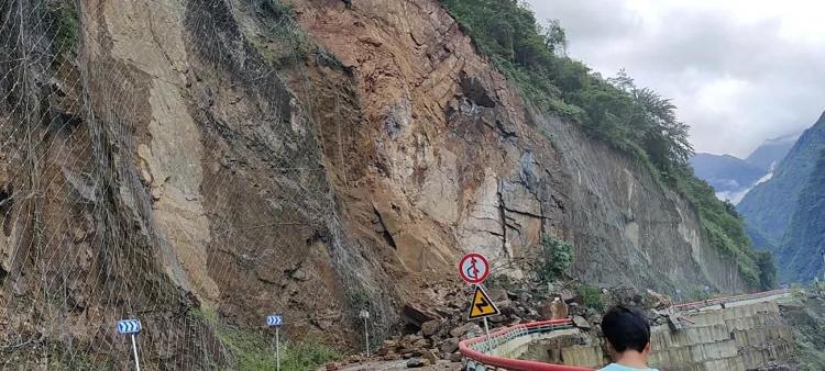 央视新闻客户端|云南贡山县境内发生高位山体滑坡 道路全线中断