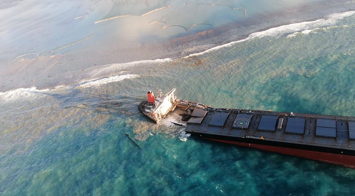 央视新闻客户端|日本货船在毛里求斯漏油事故调查后续：触礁前无人监控航道