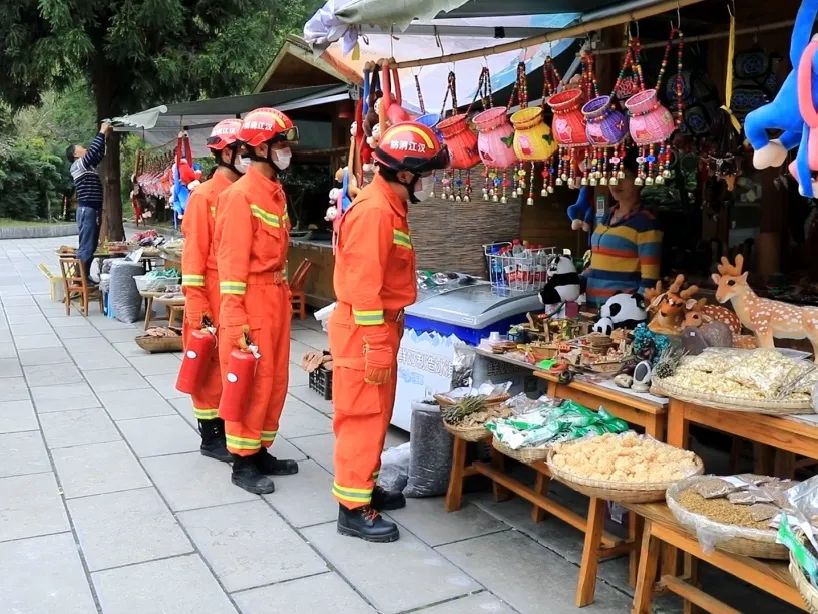 坚守岗位 守护安全丨他们是节日里“最美的风景”