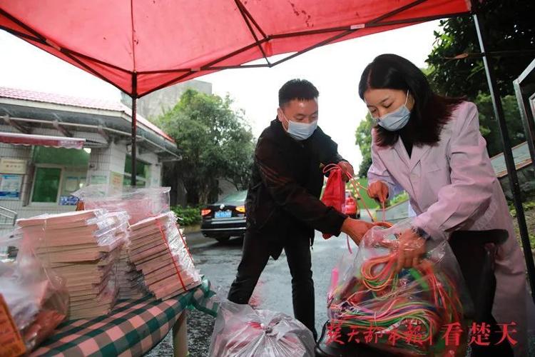 半月谈新媒体|告别热气腾腾的8天长假，我们都读懂了一个词