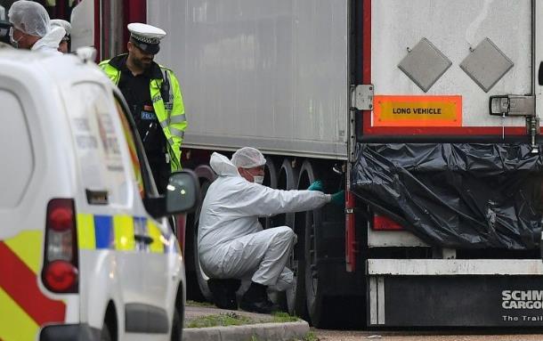 【中国新闻网】英国货车惨案细节：移民死前绝望告别家人 嫌犯开箱后呆立90秒