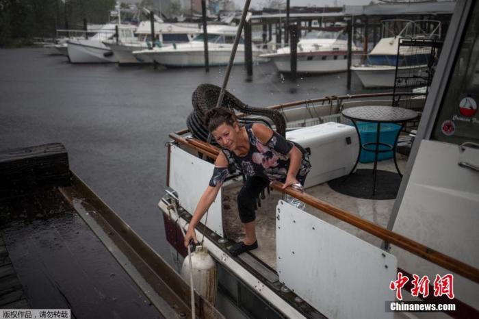 中国新闻网|飓风“德尔塔”致美国约50万户断电 一人死亡