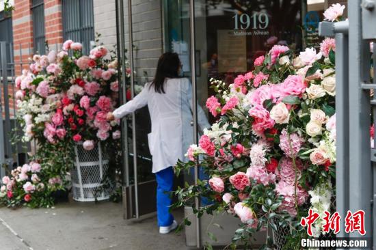 【央视新闻客户端】纽约花艺师医院前插花致敬医护人员