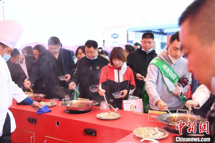 【海外网】巨型火锅亮相重庆火锅节 民众一同开涮