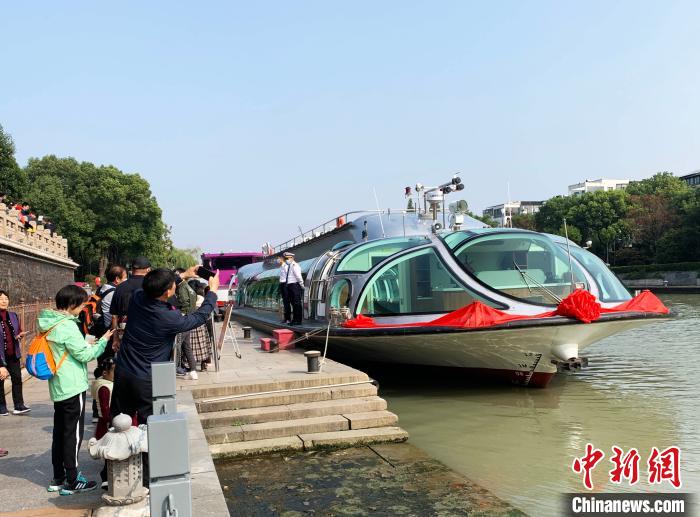 【央视新闻客户端】江苏扬州古运河水上旅游观光“穿梭巴士”首航