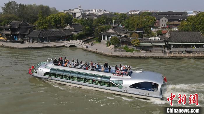 【央视新闻客户端】江苏扬州古运河水上旅游观光“穿梭巴士”首航