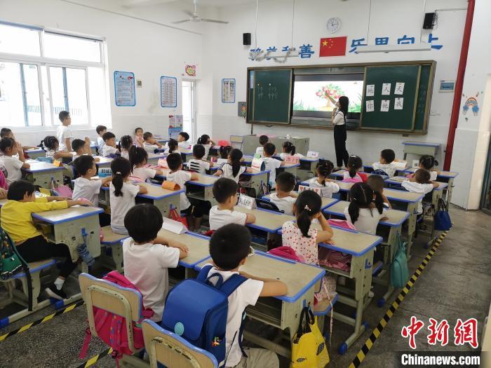 中国新闻网|孩子学3门课，我被拉进8个家长群