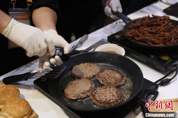 中国新闻网|第三届进博会观众难挡美食诱惑