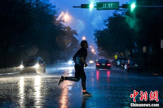 中国新闻网|飓风“埃塔”北上 美国佛州迎暴雨