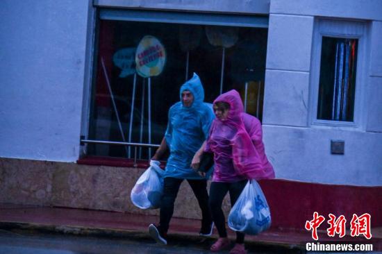 中国新闻网|飓风“埃塔”北上 美国佛州迎暴雨