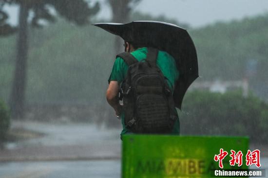 中国新闻网|飓风“埃塔”北上 美国佛州迎暴雨