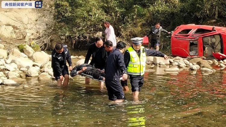 央视新闻客户端|危险！陕西汉中发生一起老年代步车坠崖事故