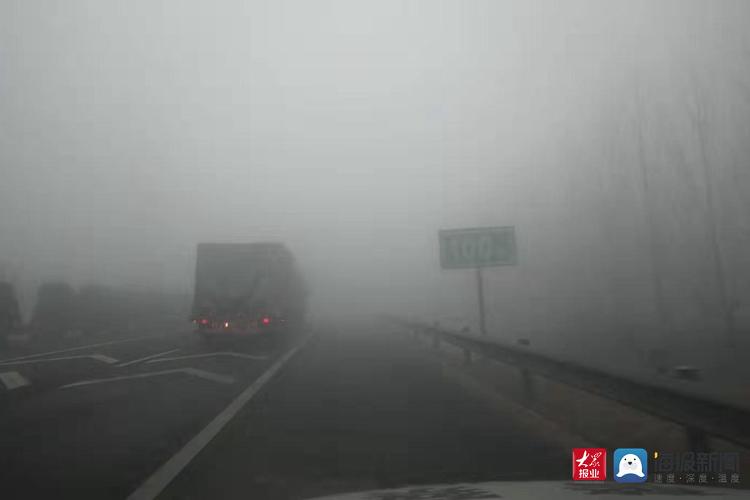 司机们团雾多发季节走高速一定谨慎行车