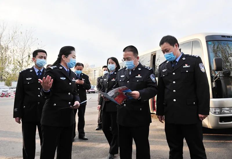 在滨城区北镇街道玉龙湖社区,赵永生详细听取了智慧社区建设在小案侦