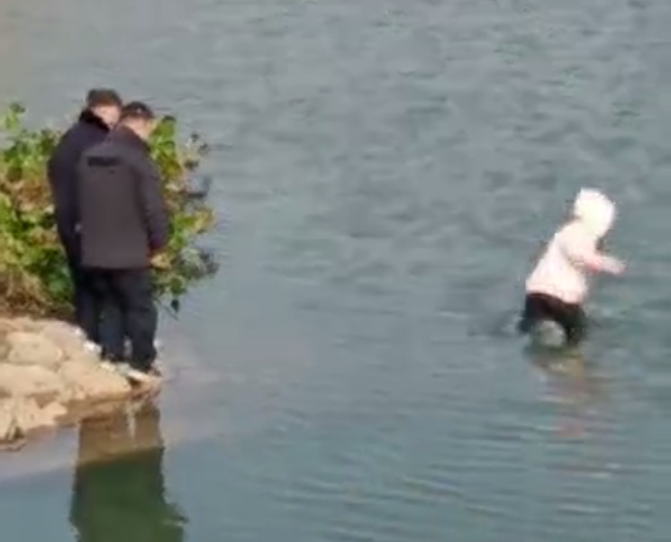 海报直击｜安徽跳河女孩在警察注视下溺亡 目击者：最先下水救人的是群众，明明可以救的