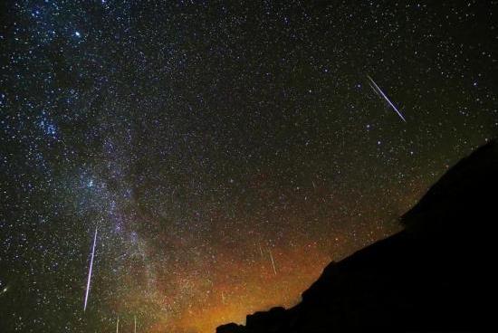 流星雨、日全食……这些天文奇观即将“点燃”夜空→