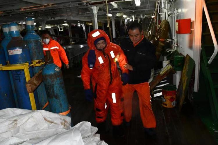 长江口沉船已有3人遇难 5人仍在搜寻中