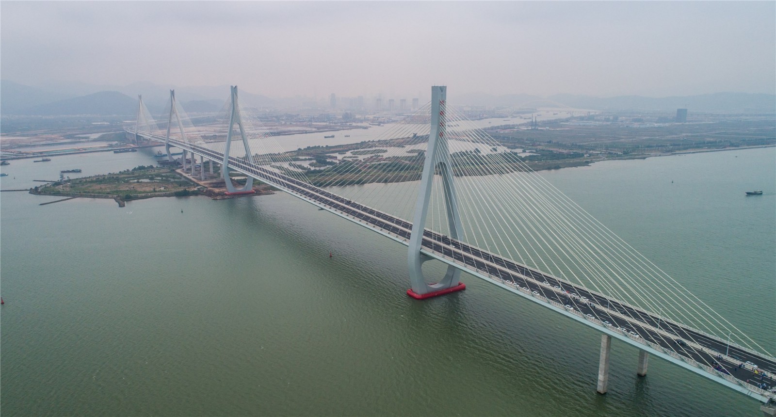 珠海洪鶴大橋通車系世界最大跨度串聯式斜拉橋