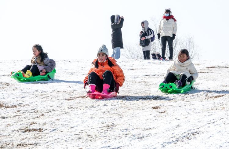 雪容融滑雪橇图片图片