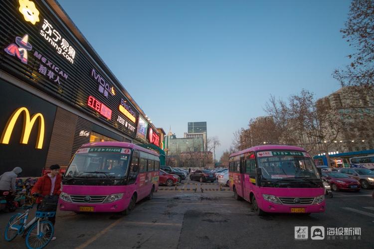 12月31日傍晚,济南大润发历下店门前停放着为数不多的免费购物班车