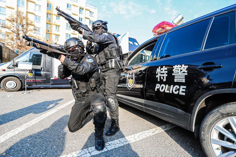 大片来袭!实拍青岛特警冬日真枪射击演练