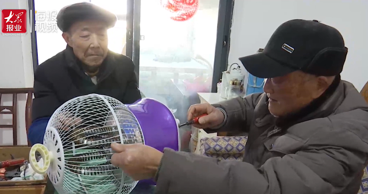 暖心闻丨湖南退休老教师变身“中国好邻居”：4年免费给邻居们维修小家电近百件