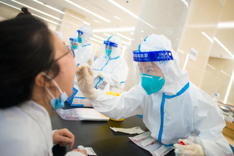 全院全员应检尽检！上海各大医疗机构紧急展开核酸检测