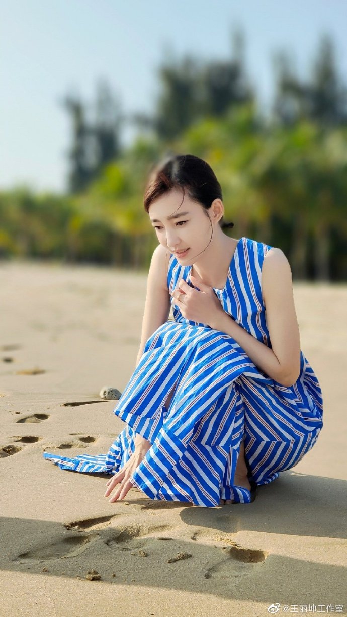 王丽坤海边度假着无袖长裙漫步惬意慵懒