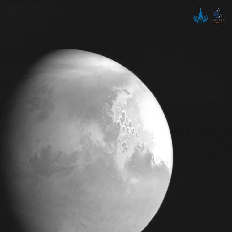 天问一号传回首幅火星图像 地貌清晰可见