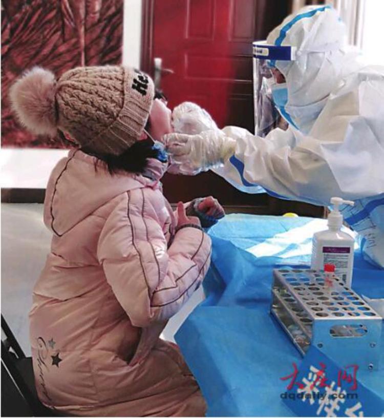 【网络中国节·春节】核酸检测护士收到特殊的新年礼物