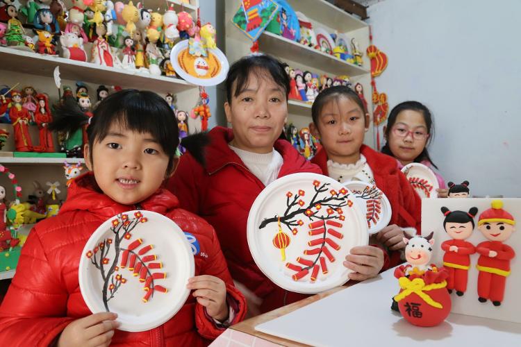 以新年为主题的泥塑图片