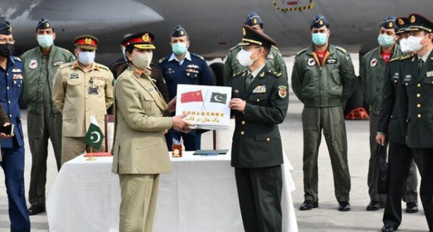 中国军队向巴基斯坦军队提供新冠疫苗 巴方：致以最深切感谢