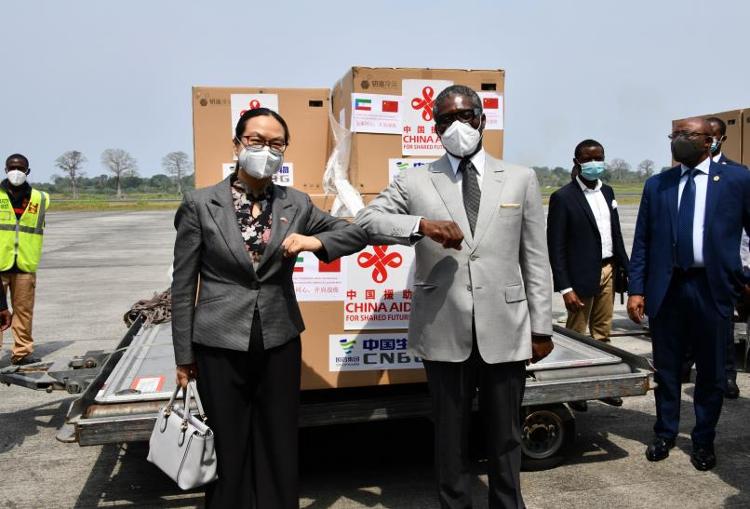中国援赤道几内亚新冠疫苗抵达马拉博