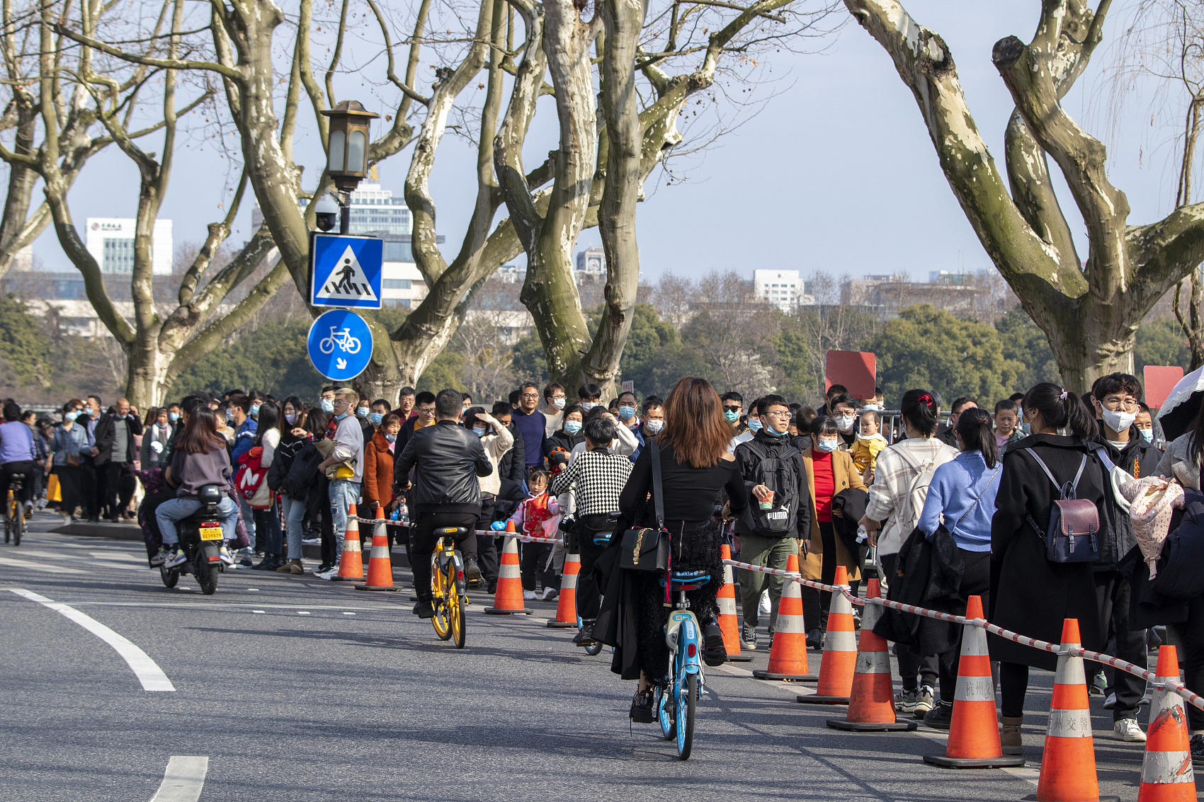 2021年2月14日，浙江杭州，市民游客游西湖。