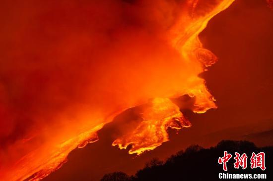 意大利埃特纳火山发生强烈喷发 夜空变为一片“火海”