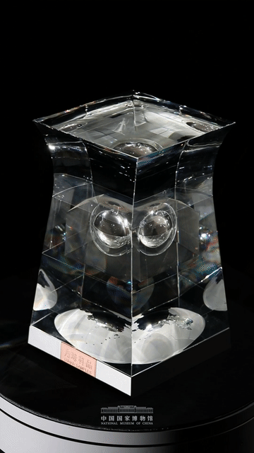 月壤样品今日亮相国博，重100克在水晶尊型容器中展示